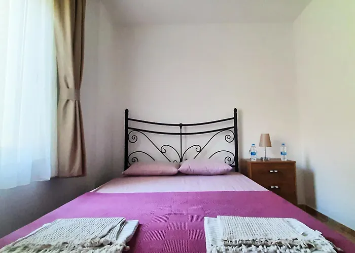 #481 - Spacious 3br Duplex With Private Garden